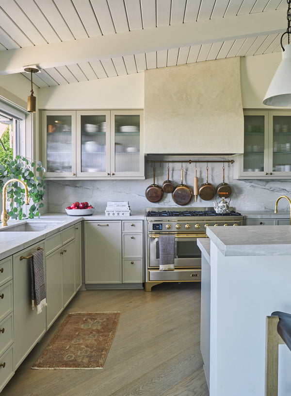 Knobs vs Pulls: Choosing the Right Cabinet Hardware