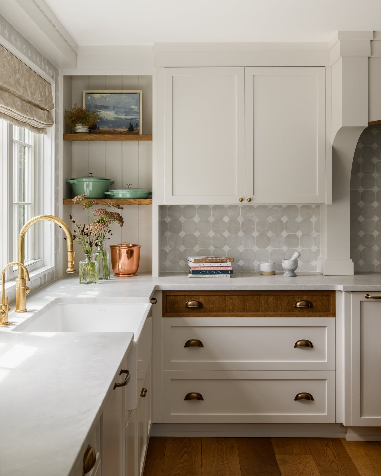 A Kitchen of Effortless Elegance and Practical Charm