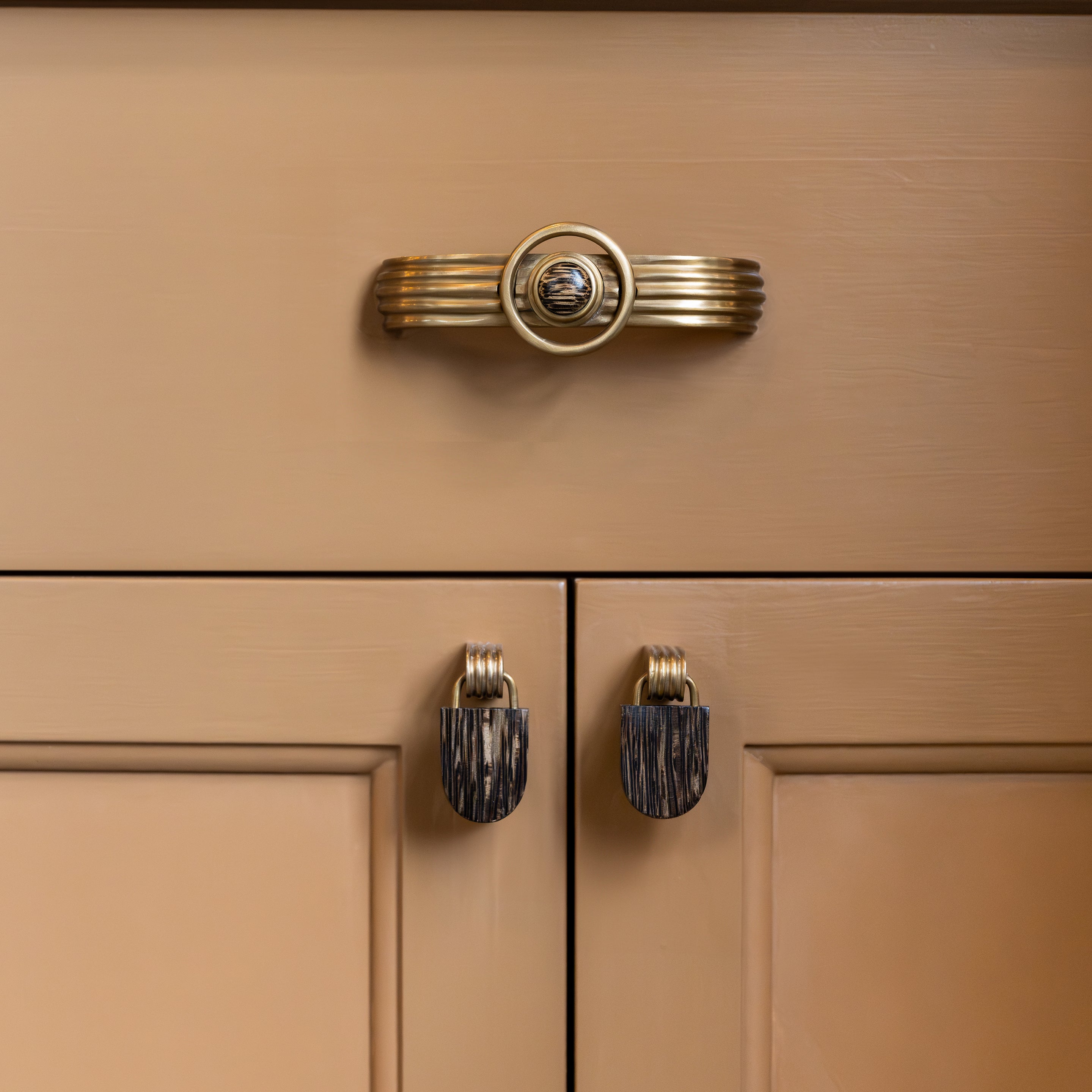 Discover Pierce and Ward Hardware's unique style. This collection transforms one-of-a-kind finds into high-end designs. Shop this iconic collection today.
