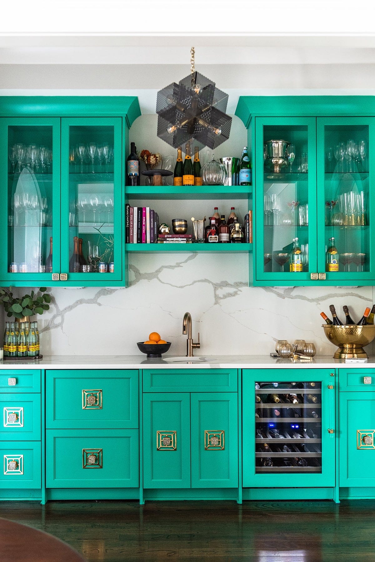 Ashley used the Benson backplates paired with the Horne knobs.
