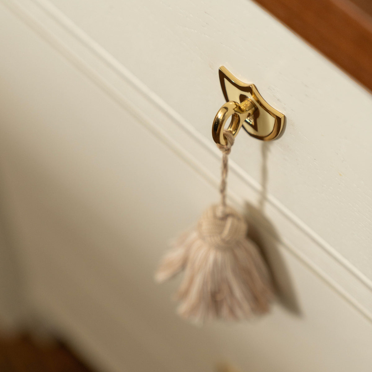 Crest Enamel Lock and Key Pull - Polished Brass#Color_Cream
