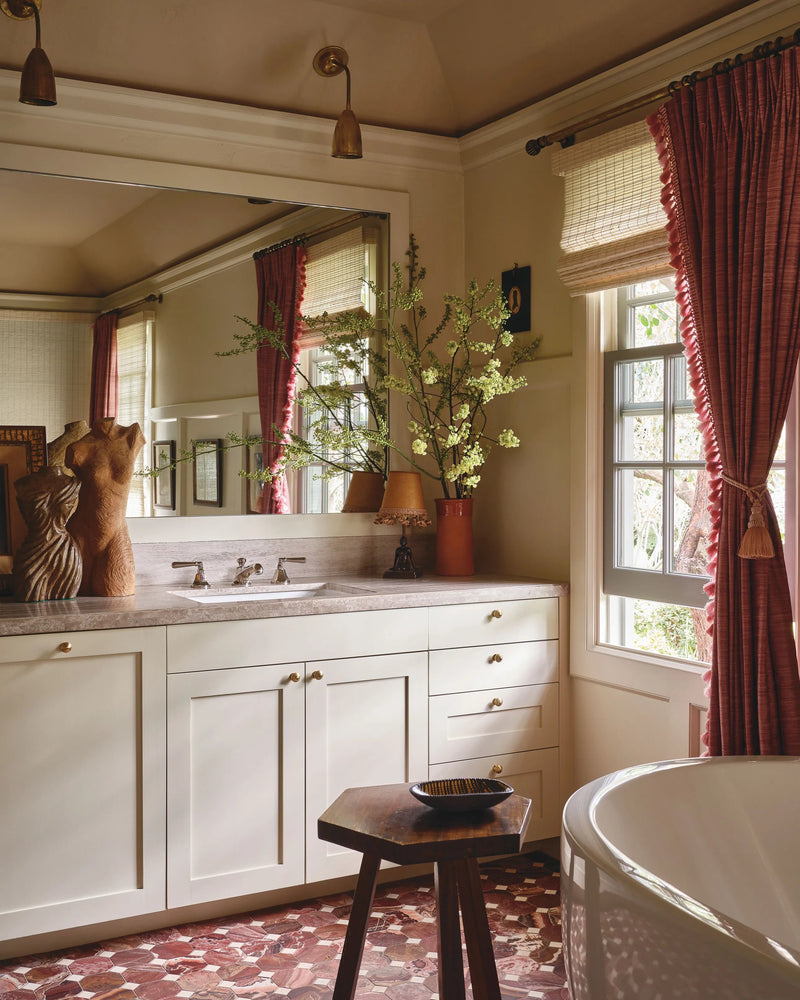 Emma Roberts - Bathroom