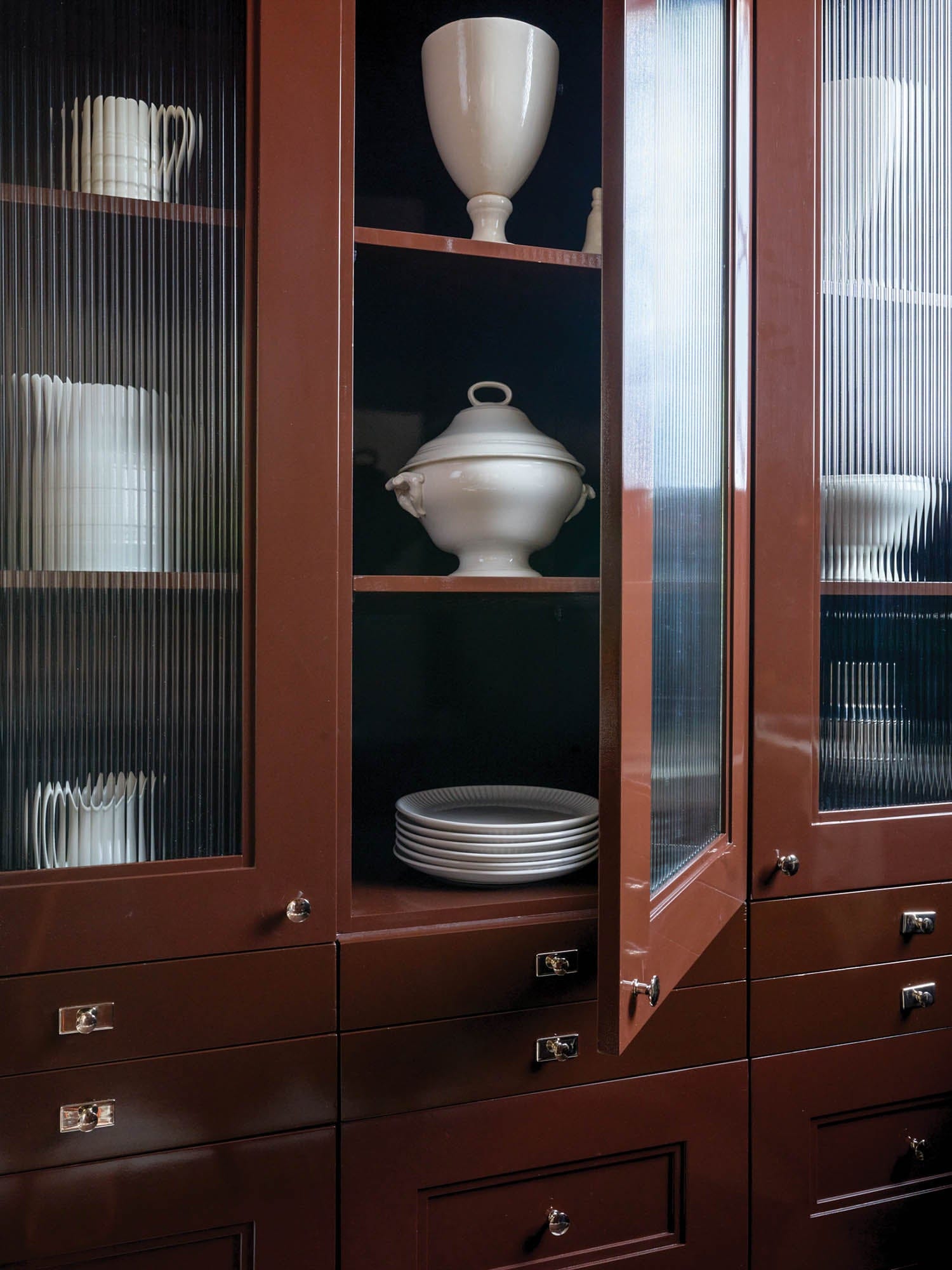 Chad Graci selected Modern Matter's Pixie Knob , Pixie Backplate , and Pixie Bar Pull by Mark D. Sikes to adorn the cabinets in the FLOWER Baton Rouge Showhouse kitchen and butler's pantry. Photo by Paul Costello