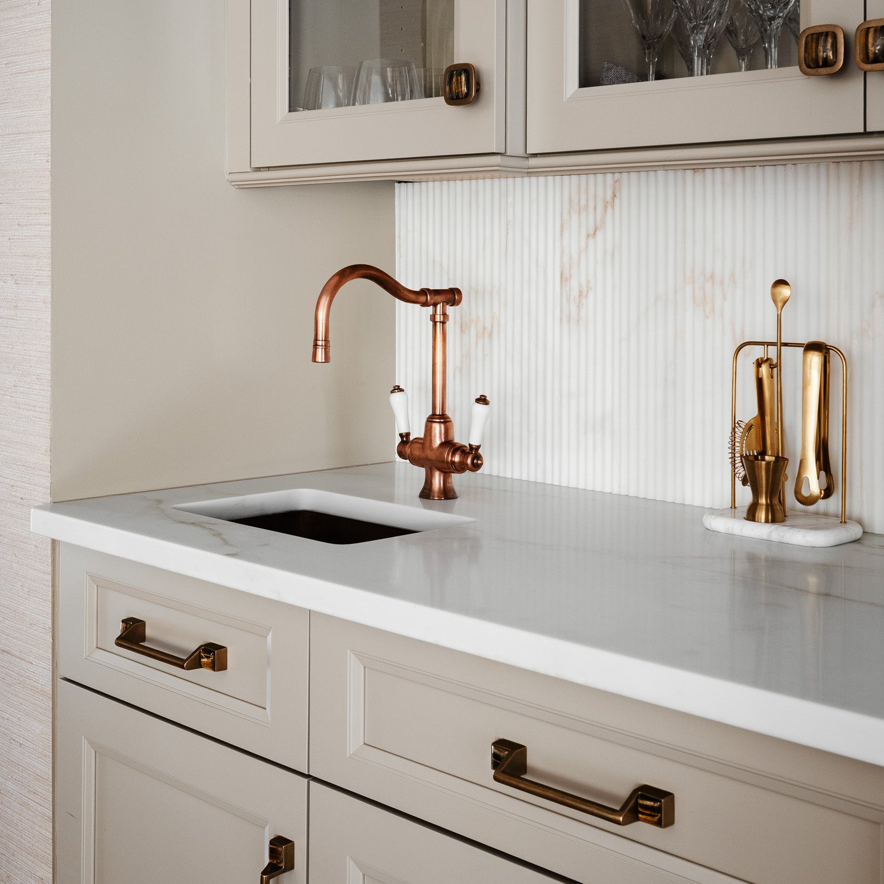 Is it better to put knobs or pulls on cabinets?