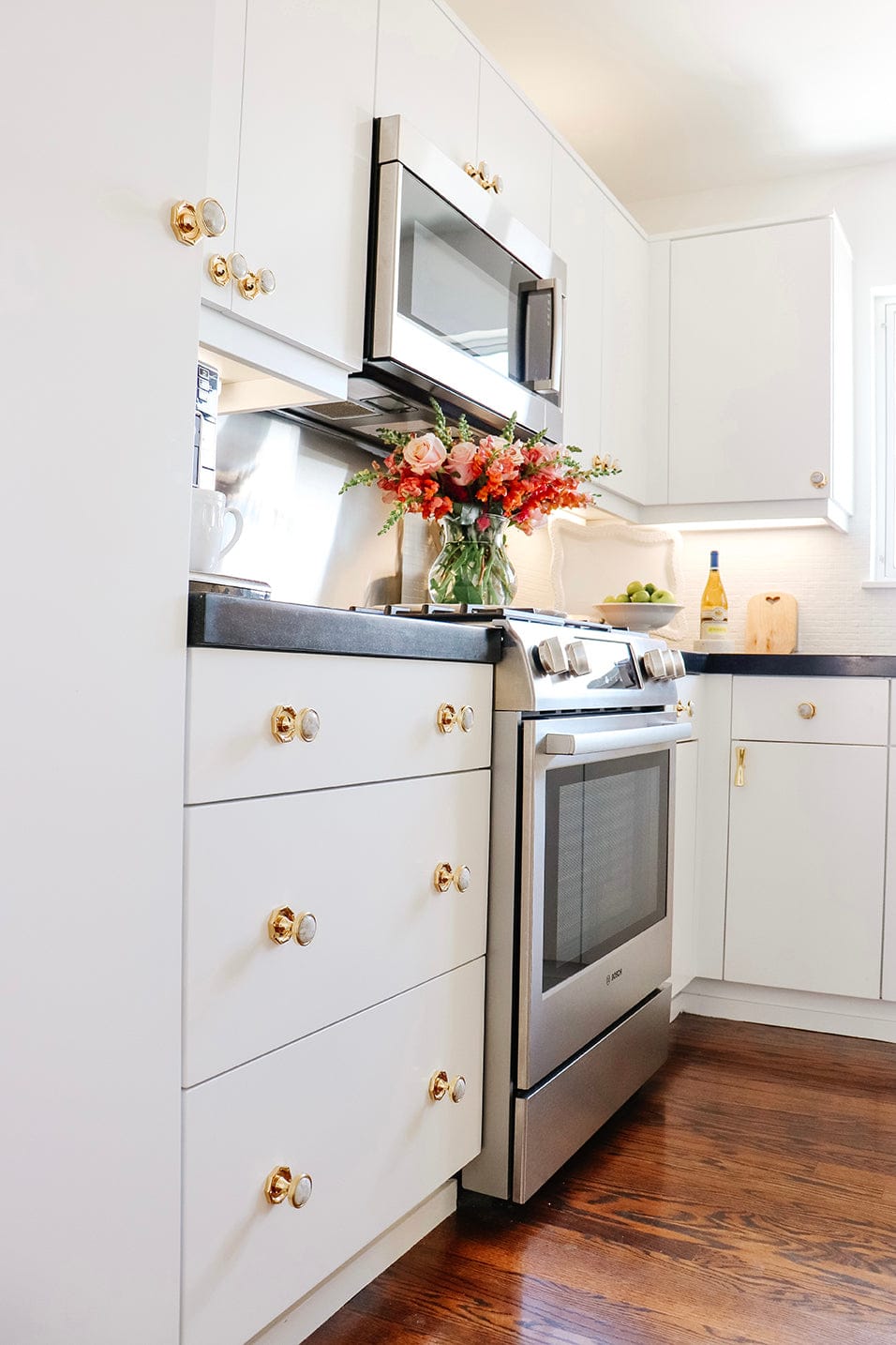 Influencer Kristy Wicks pairs the Bamboo 1.6" Backplate with the Lane Custom Knob in Brass with Moonstone