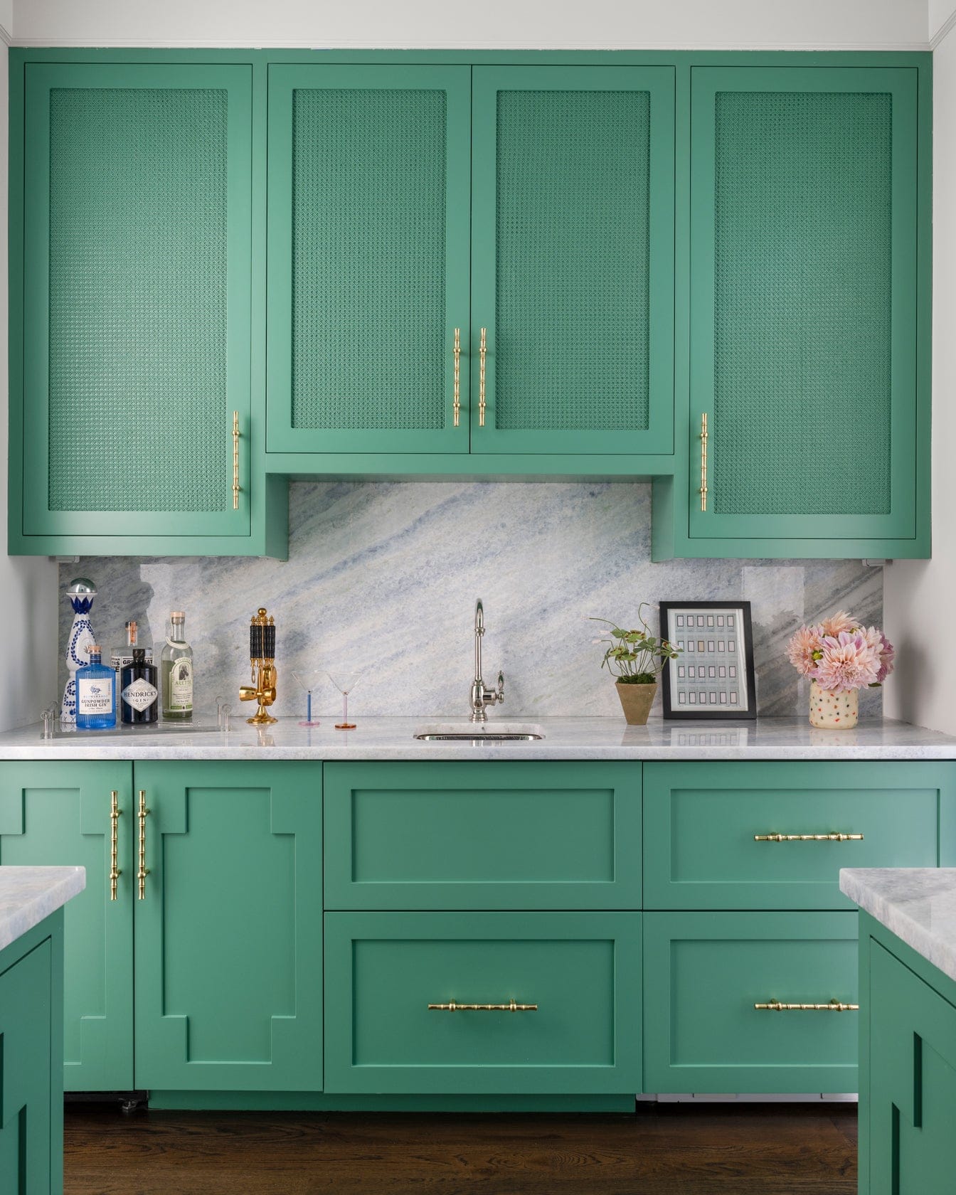 Are there specific sizing rules for using pulls on larger drawers?