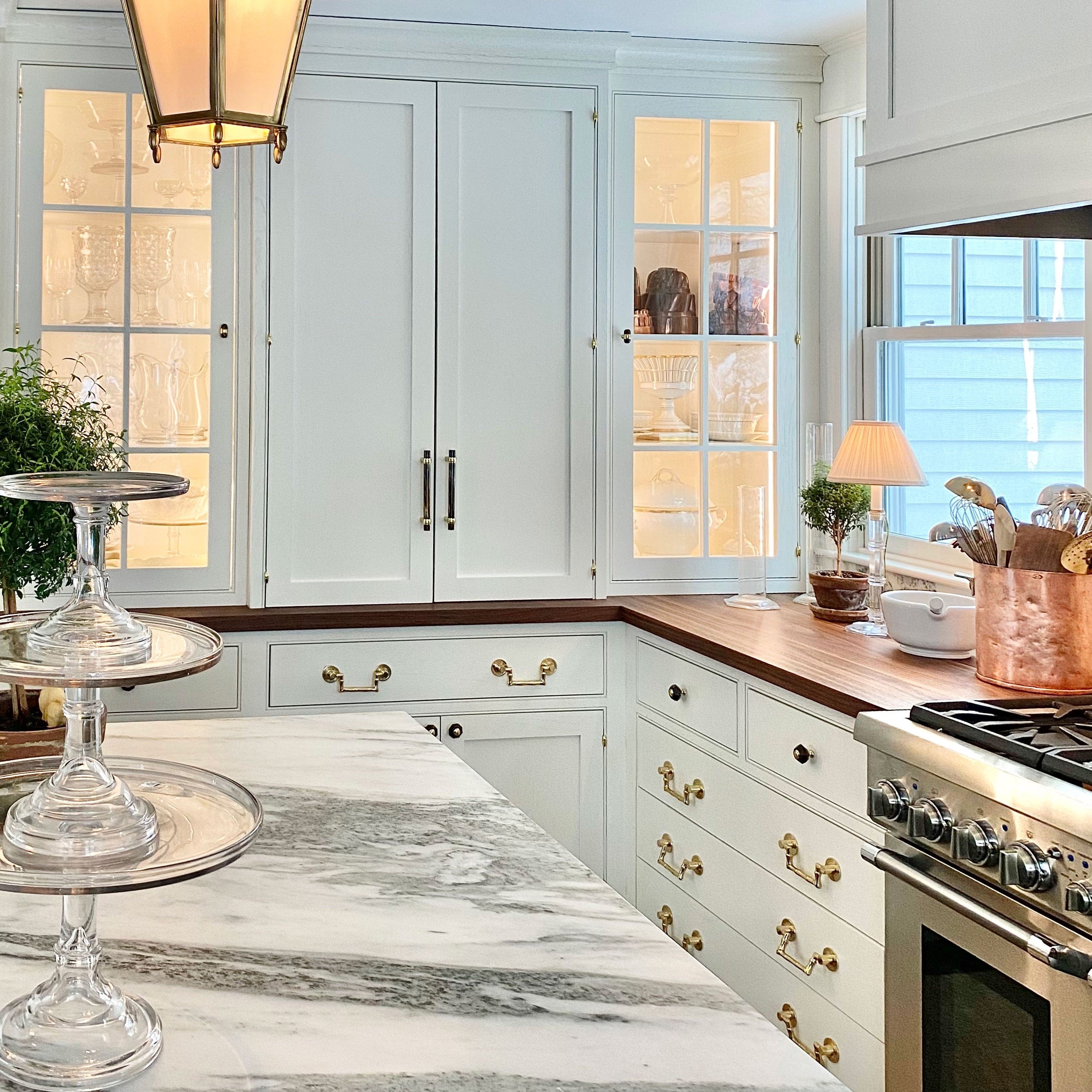 Eddie Ross pairs the Bamboo Drop Pull with the Edgewood 14" Appliance Pull in Tortoise and the Edgewood Geometric Knob in Tortoise his kitchen