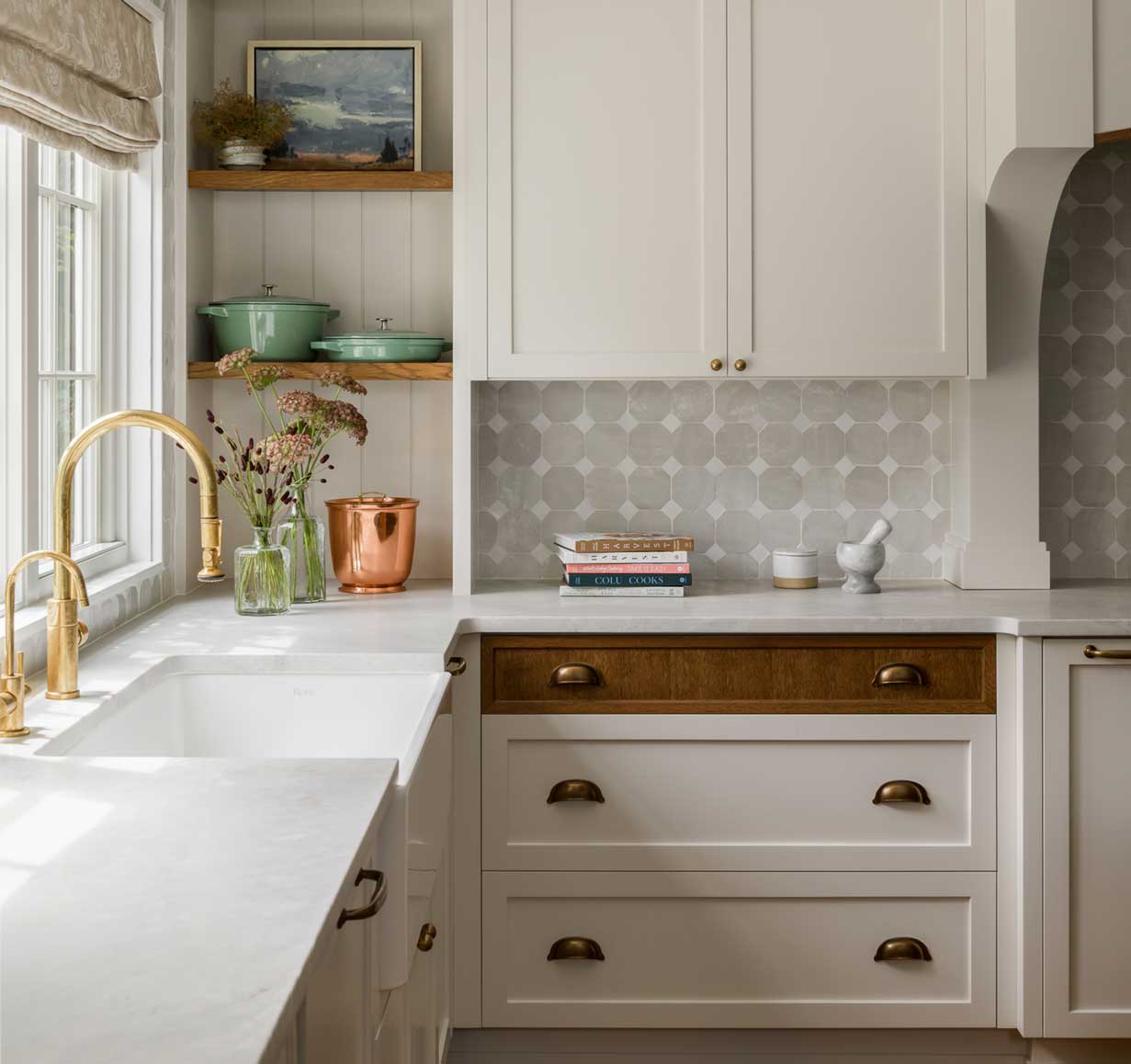 Tudor Meets Cottage: A Kitchen of Effortless Elegance and Practical Charm